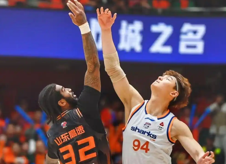 星空体育官网-28分惨败！山东男篮0比2遭淘汰，双外援挂零，全队无斗志潦草收官
